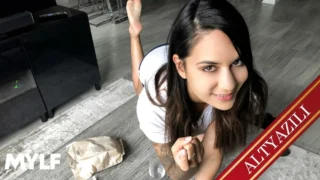 Bahçede Çiçek Toplayan Saf Kıza Sapık Komşu Abiden Yarak Zarfı
